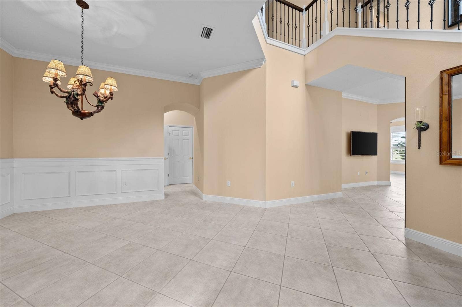 8432 MIRAMAR WAY, Lakewood Ranch, FL 34202 An open, airy layout offers plenty of room to gather and welcome guests.