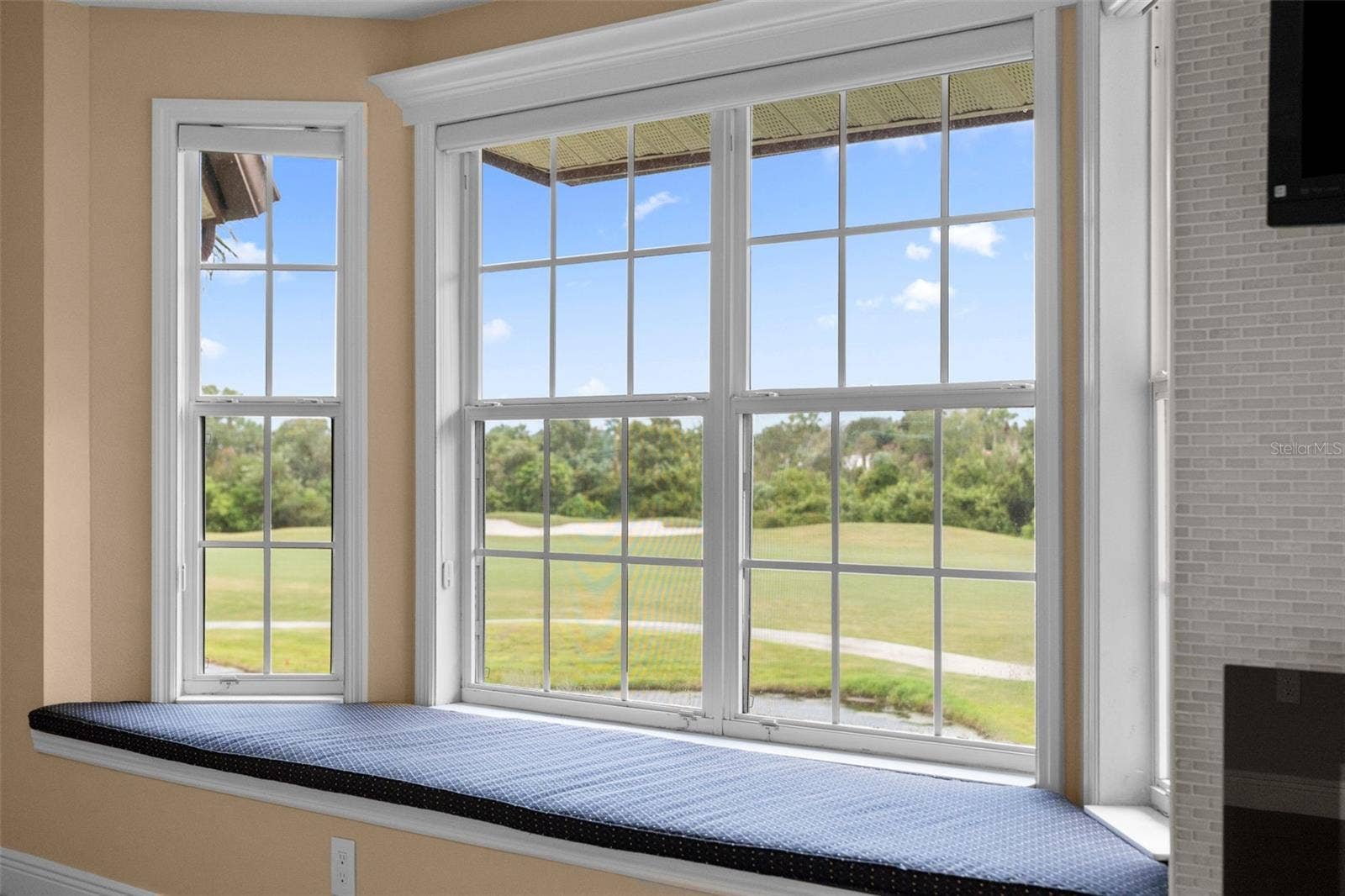 8432 MIRAMAR WAY, Lakewood Ranch, FL 34202 Settle into the window seat with a good book and enjoy the golf course views.