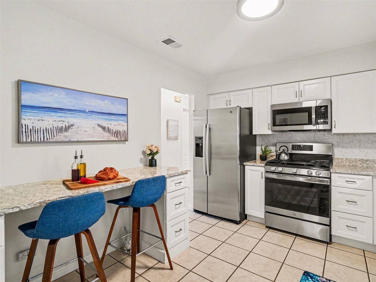 KITCHEN EAT IN/DESK AREA.