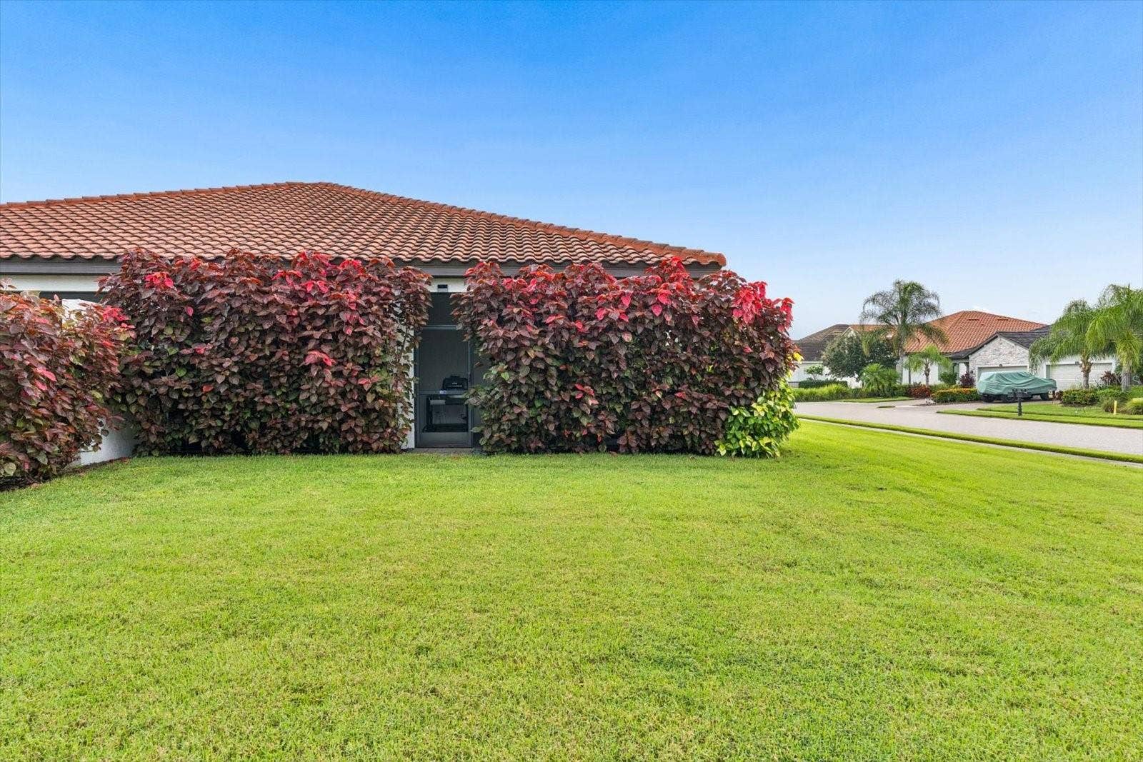 LUSH PRIVATE LANSCAPED LANAI