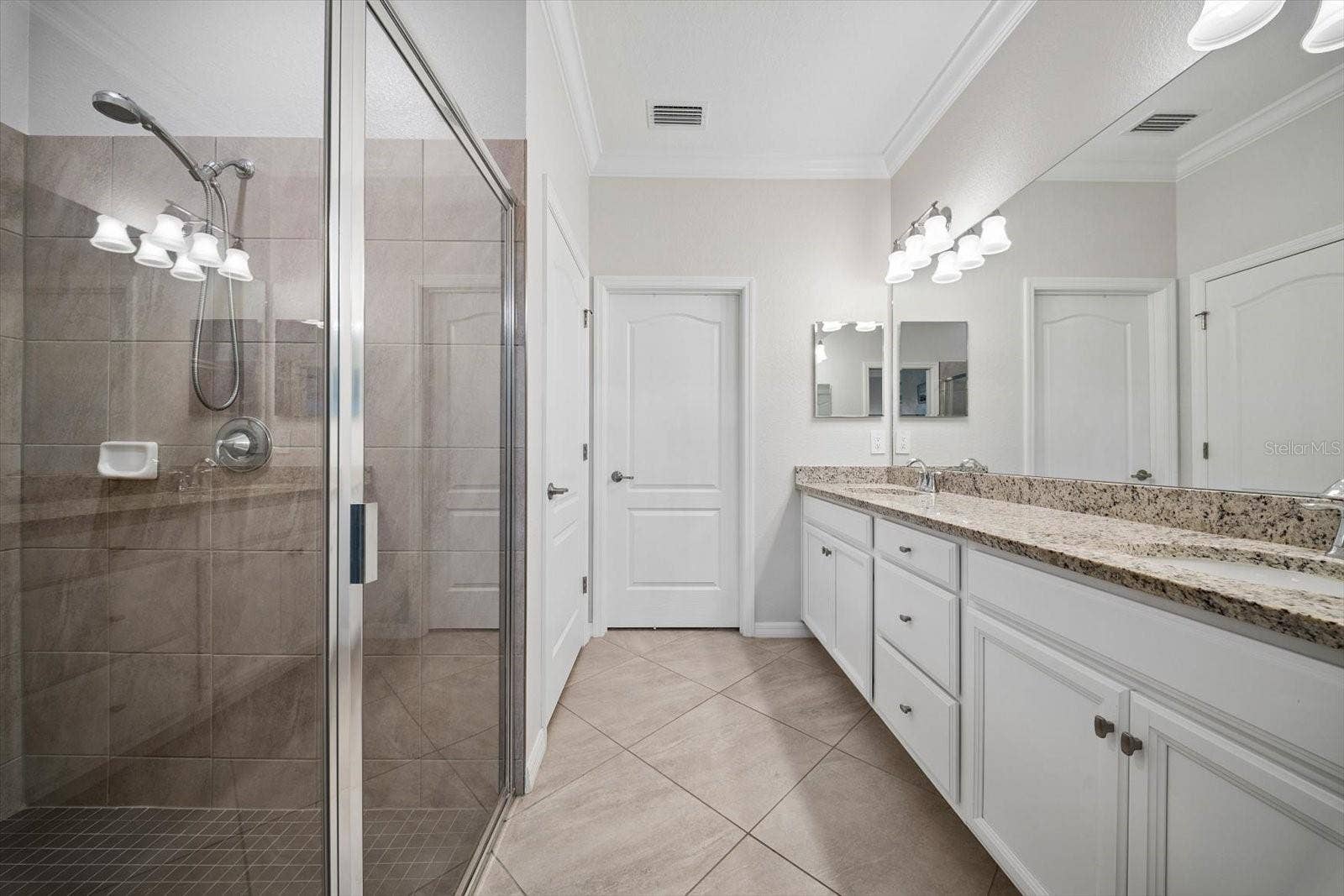 DOUBLE SINKS IN PRIMARY BATH