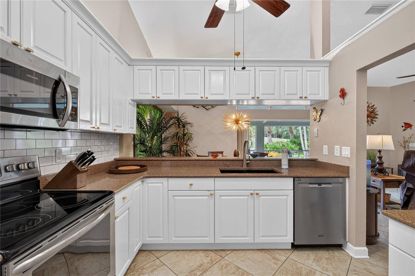 BEAUTIFUL WORKING KITCHEN WITH ALL THE BELLS AND WHISTLES