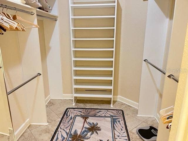 LG PRIMARY CLOSET