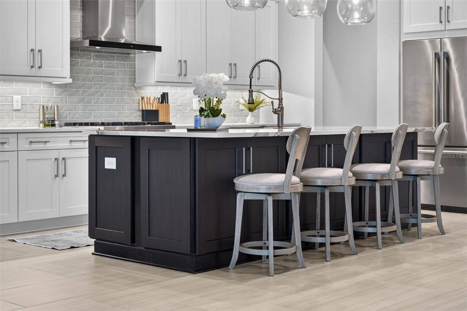 Expansive Island Seating