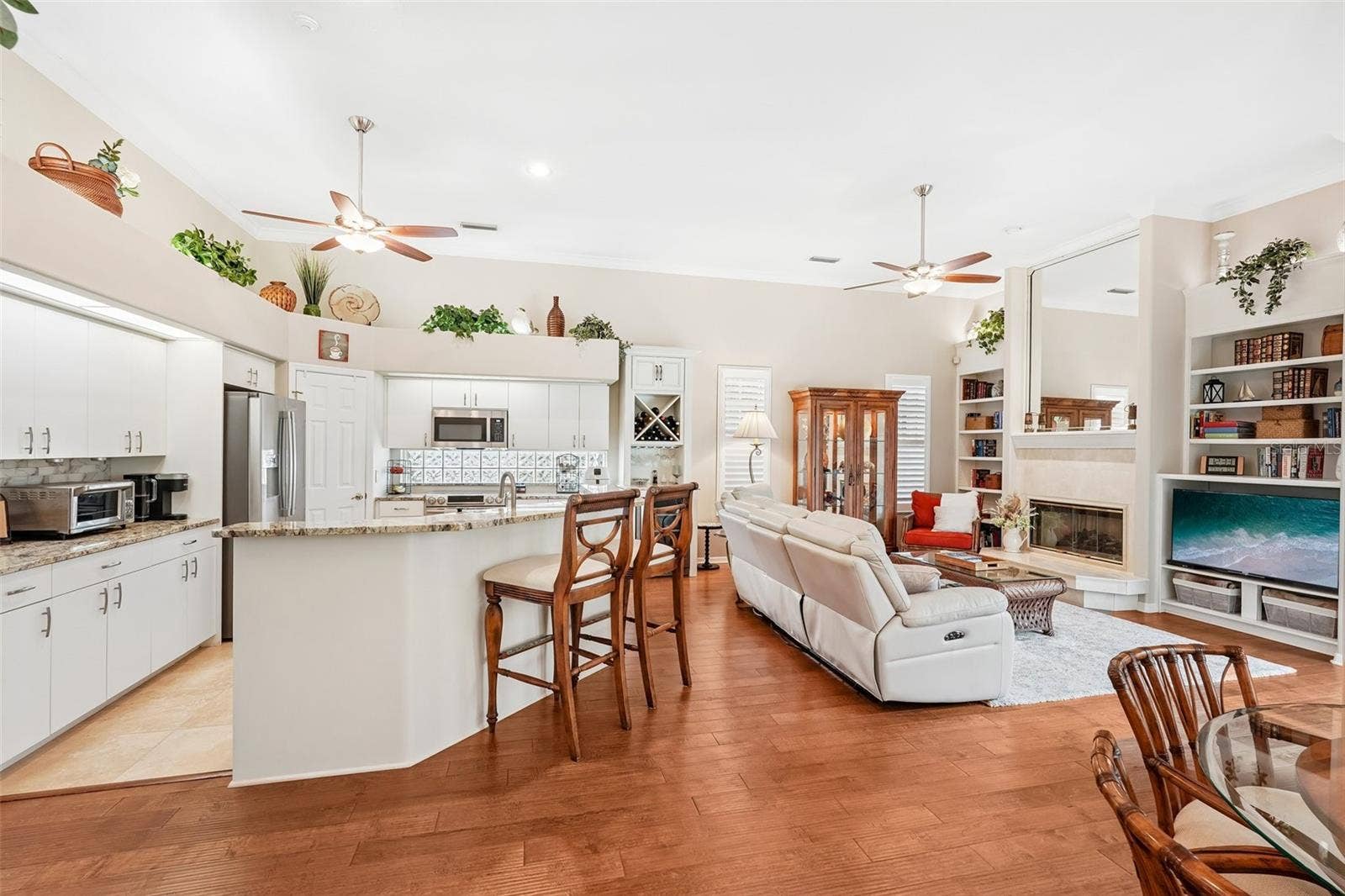 kitchen/family room combo