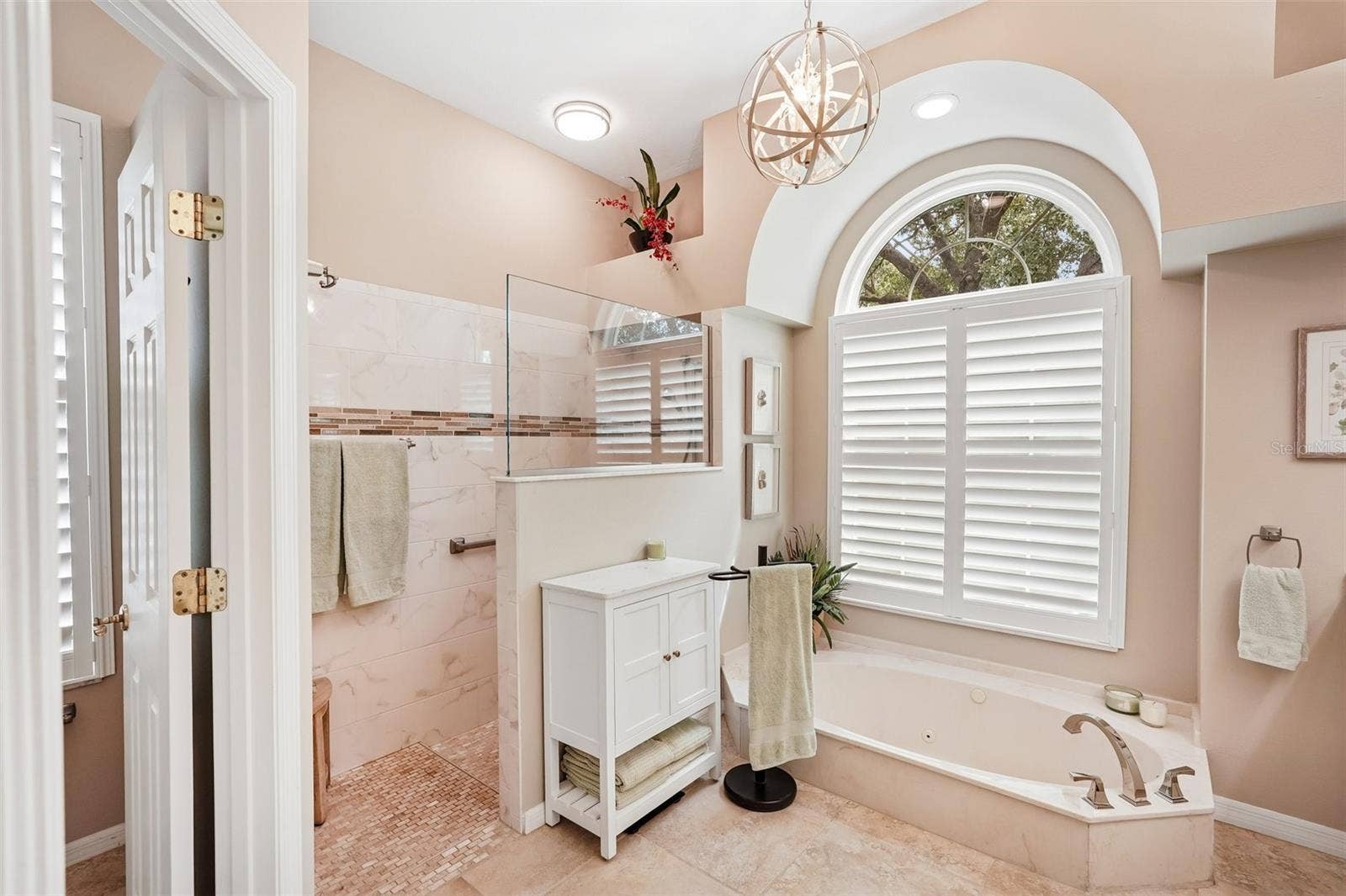 Primary bath w/separate jetted tub & walk-in shower