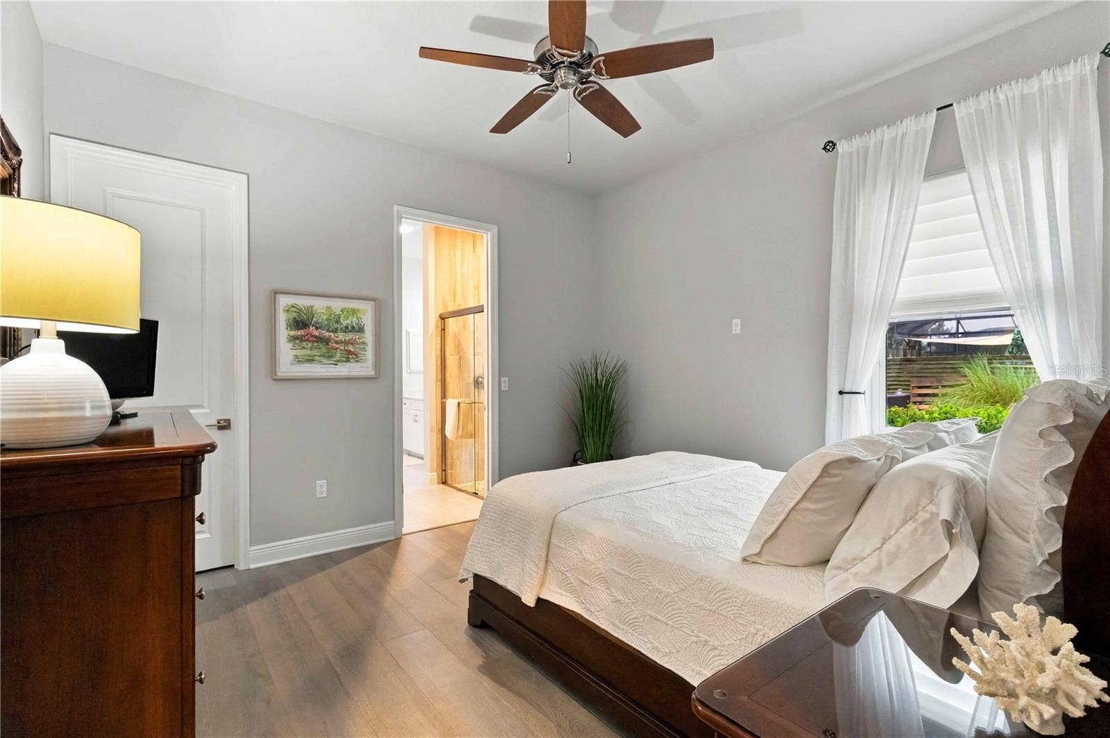 Private Secondary Space with Direct Bath Access