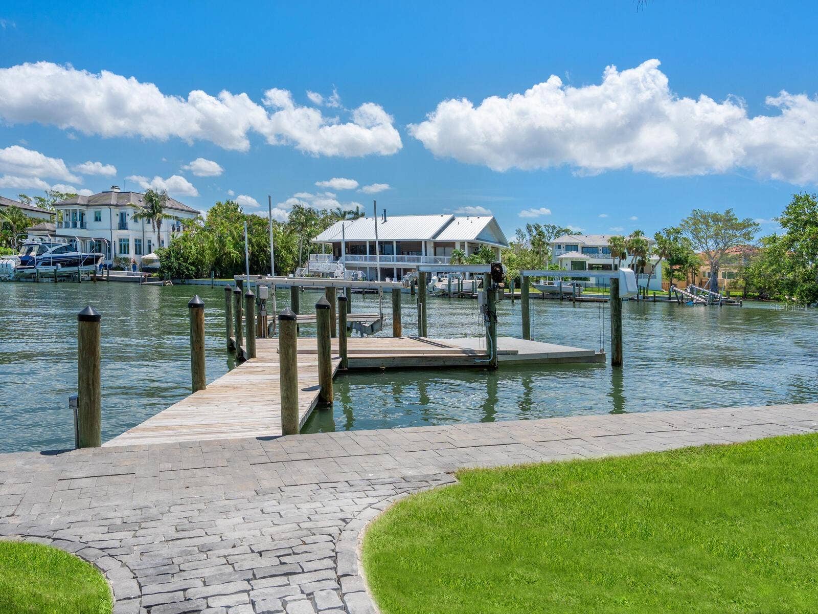 1423 HILLVIEW DRIVE, Sarasota, FL 34239 1423 HILLVIEW DRIVE, Sarasota, FL 34239