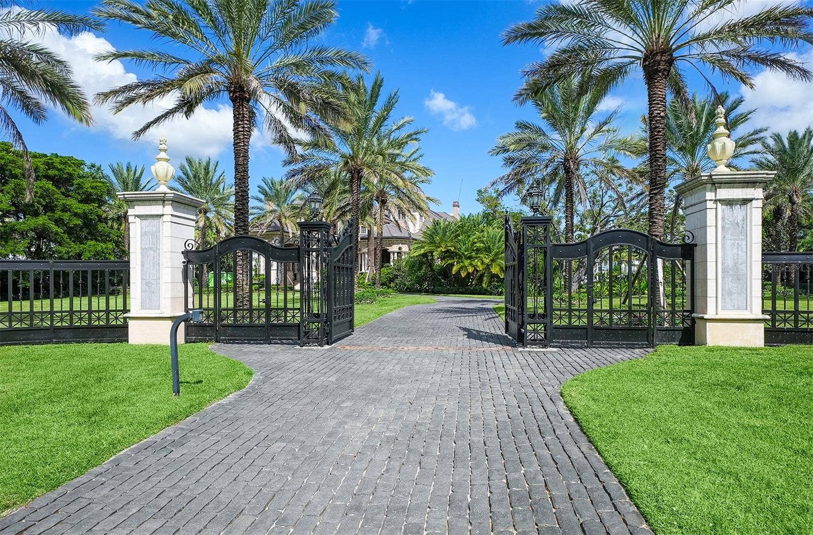 1423 HILLVIEW DRIVE, Sarasota, FL 34239 1423 HILLVIEW DRIVE, Sarasota, FL 34239
