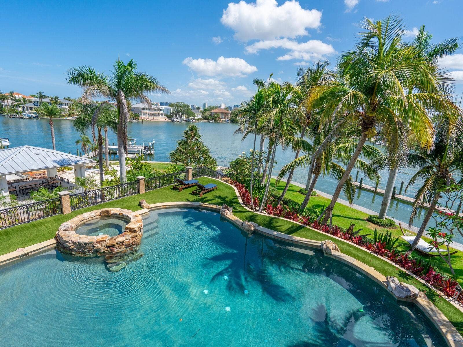 1423 HILLVIEW DRIVE, Sarasota, FL 34239 1423 HILLVIEW DRIVE, Sarasota, FL 34239