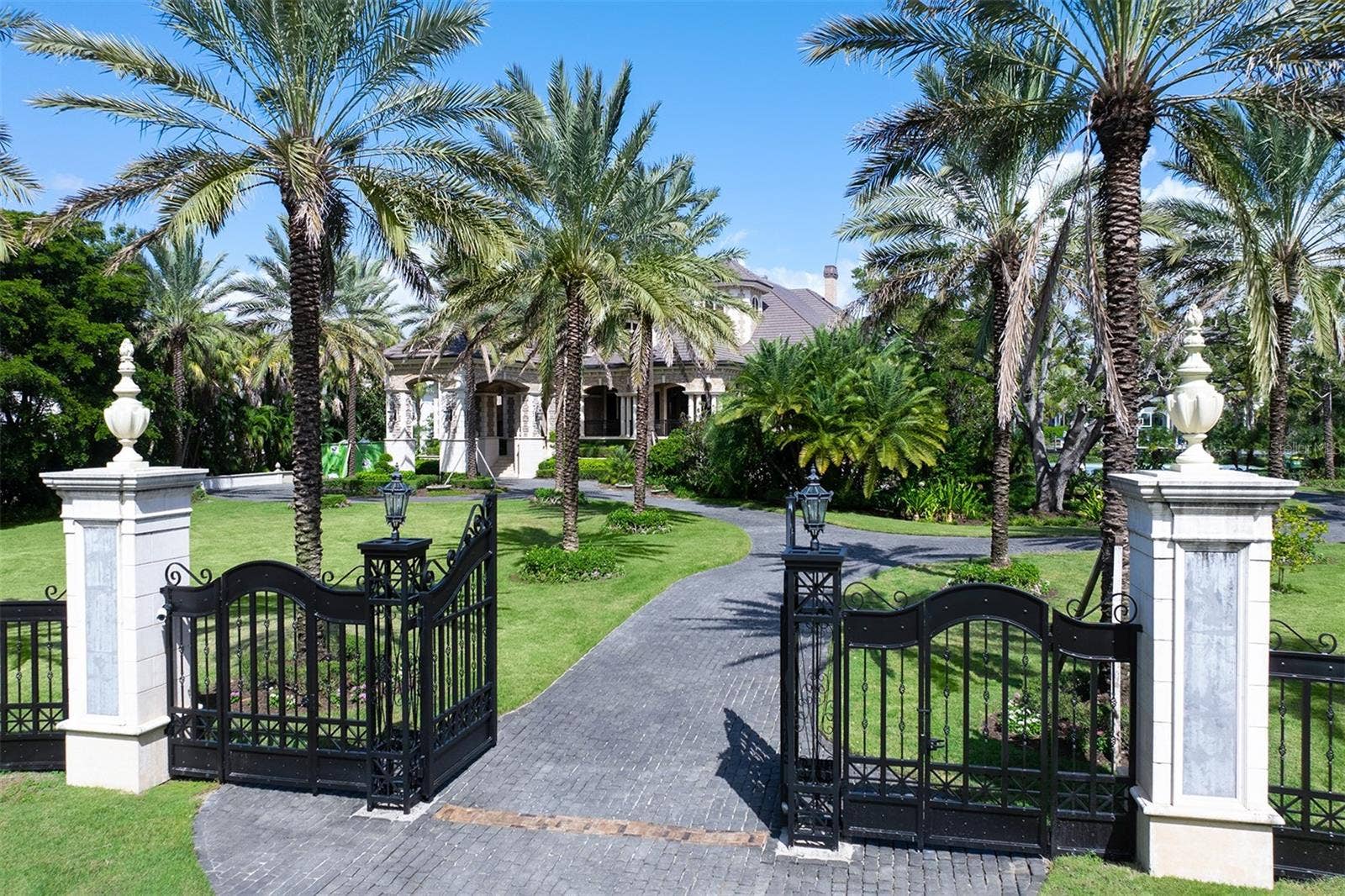 1423 HILLVIEW DRIVE, Sarasota, FL 34239 1423 HILLVIEW DRIVE, Sarasota, FL 34239