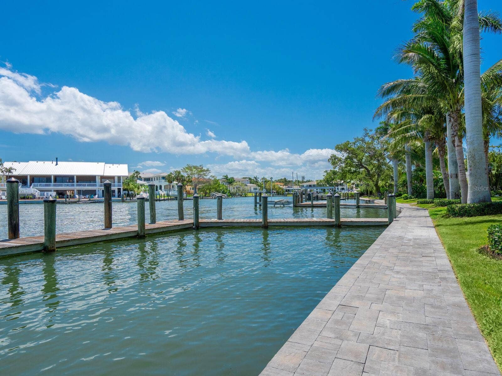 1423 HILLVIEW DRIVE, Sarasota, FL 34239 1423 HILLVIEW DRIVE, Sarasota, FL 34239