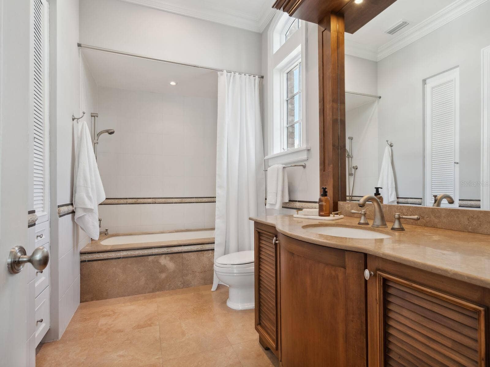 1423 HILLVIEW DRIVE, Sarasota, FL 34239 1423 HILLVIEW DRIVE, Sarasota, FL 34239