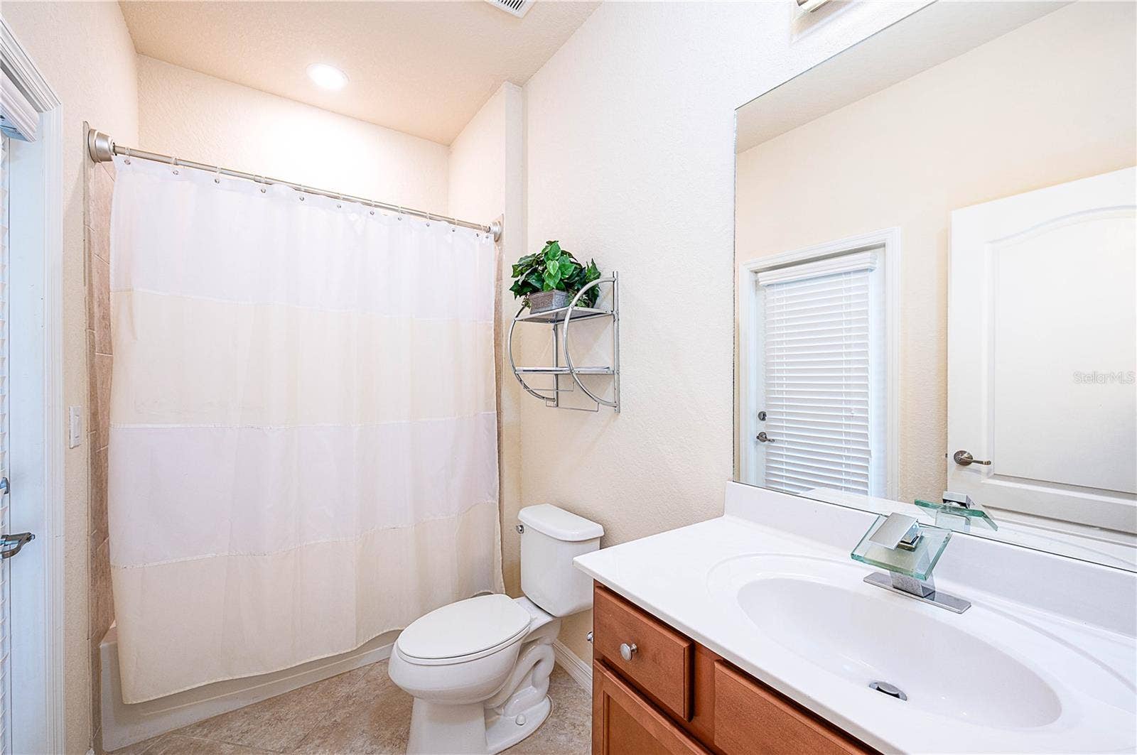 7124 MARSH VIEW TERRACE STREET, Bradenton, FL 34212 Second bath with Tub, access from Great Room and lanai
