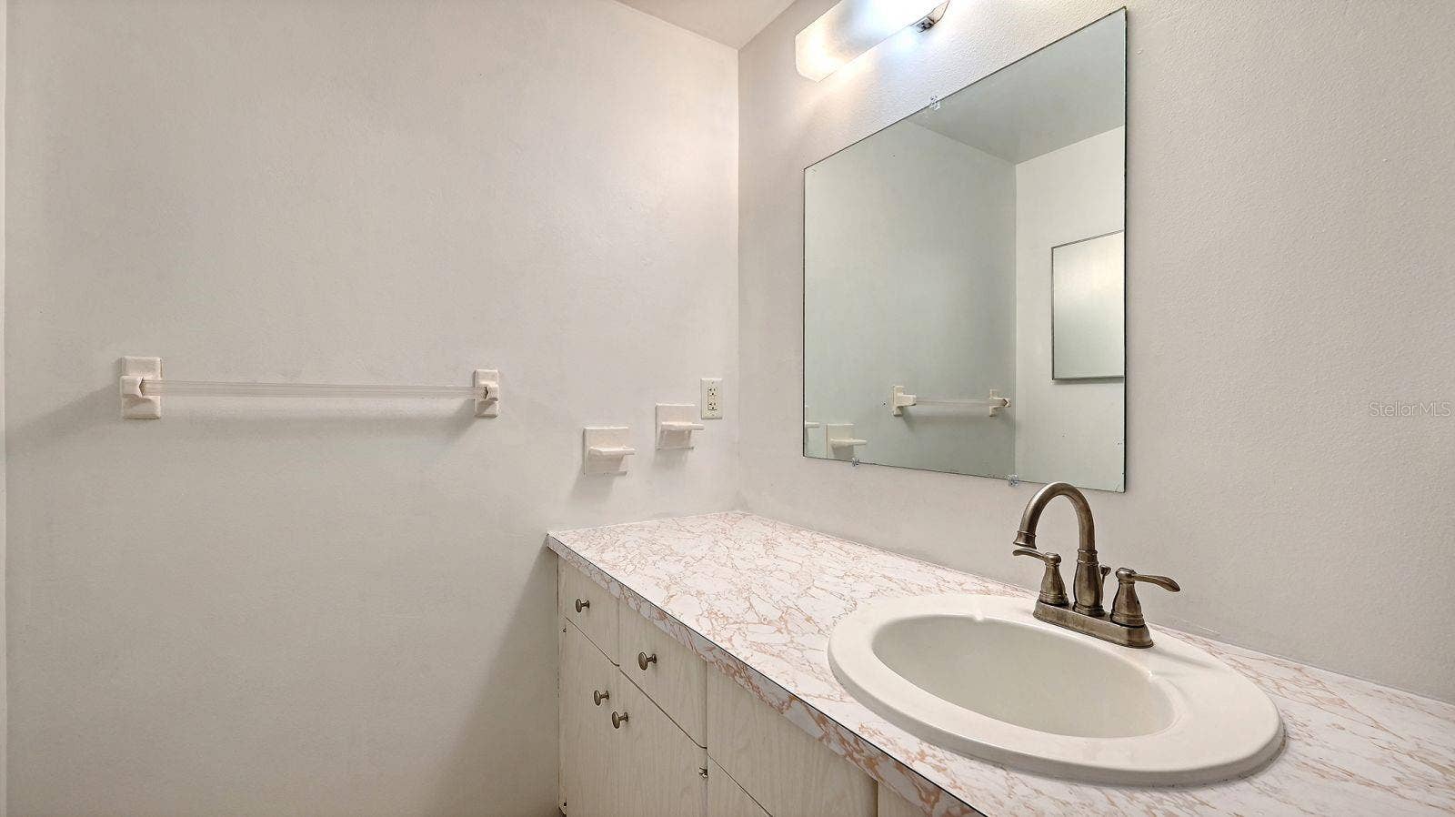 Unstaged Primary Bathroom