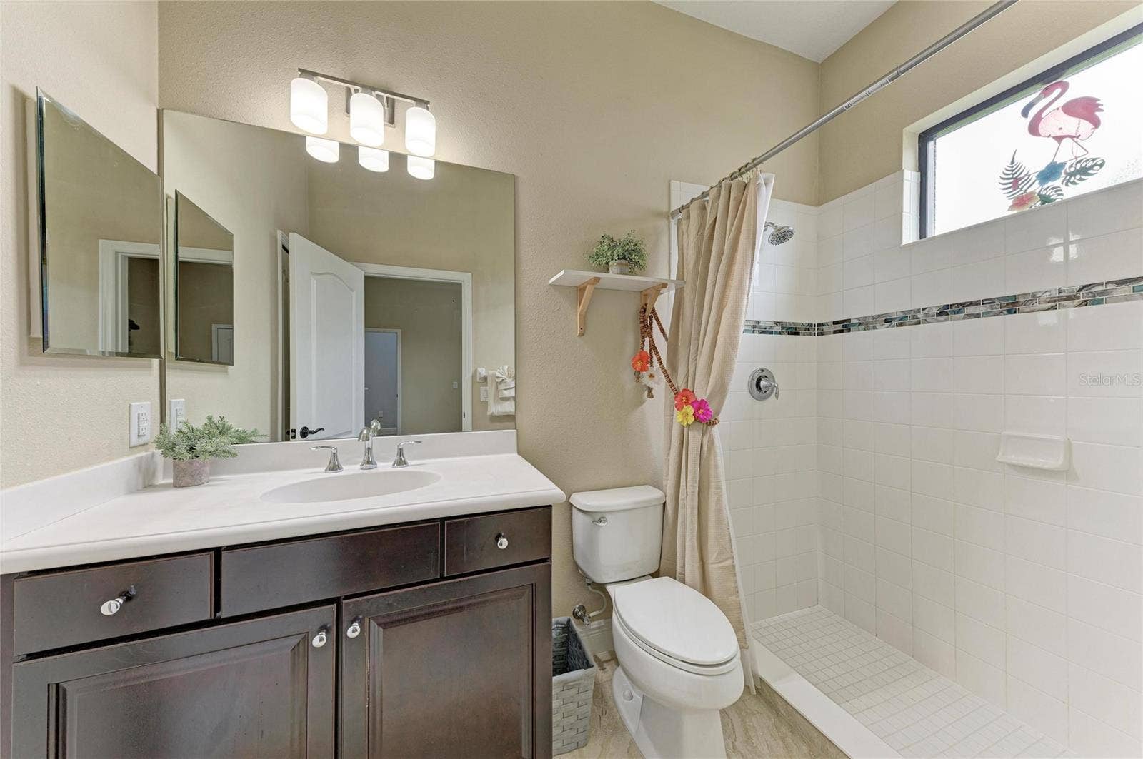 Guest Bedroom with En suite bathroom