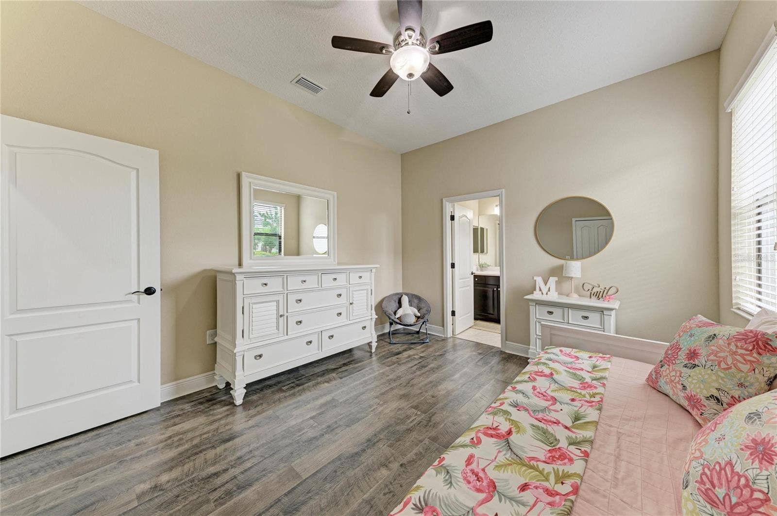 Guest Bedroom with En suite bathroom