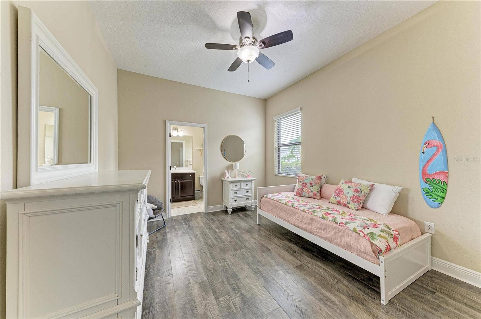 Guest Bedroom with En suite bathroom