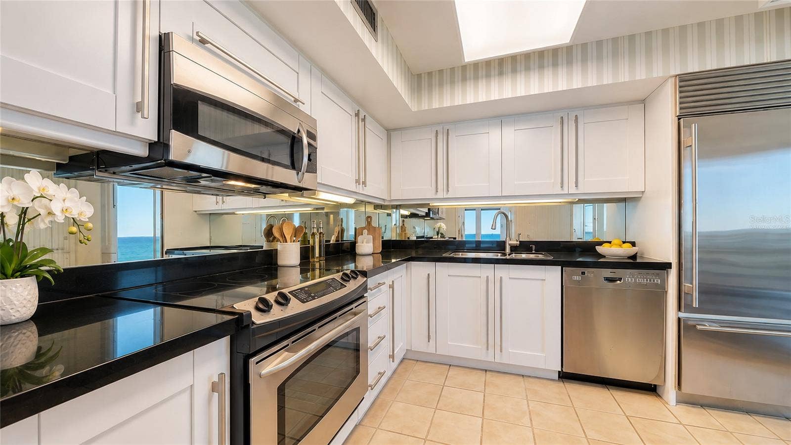 775 LONGBOAT CLUB RD, 1008-1007, Longboat Key, FL 34228 *Virtually Staged