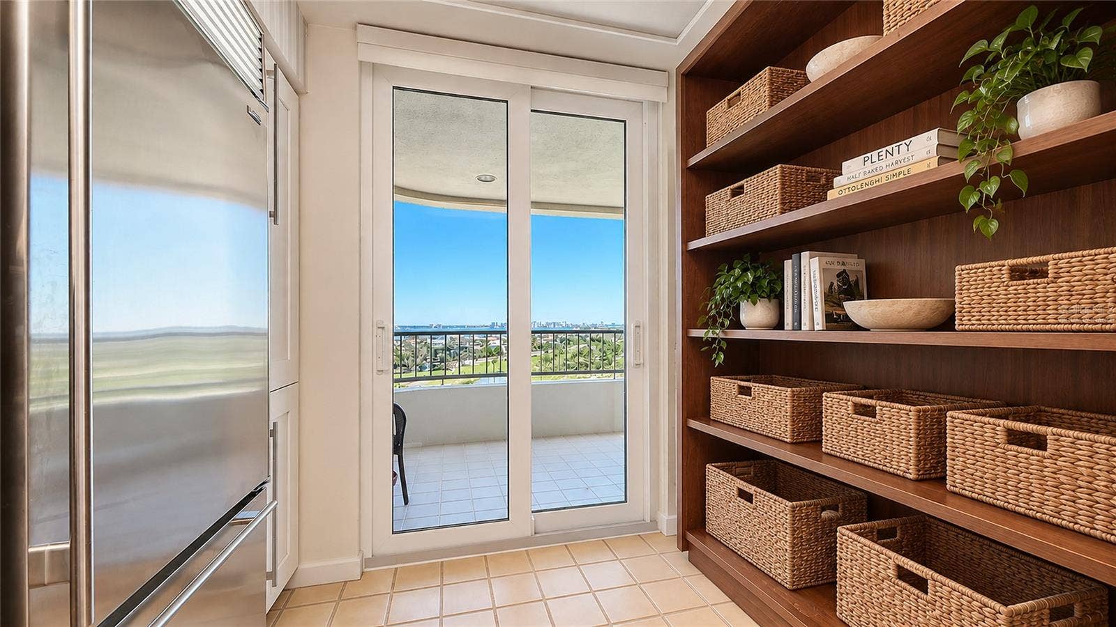 775 LONGBOAT CLUB RD, 1008-1007, Longboat Key, FL 34228 *Virtually Staged