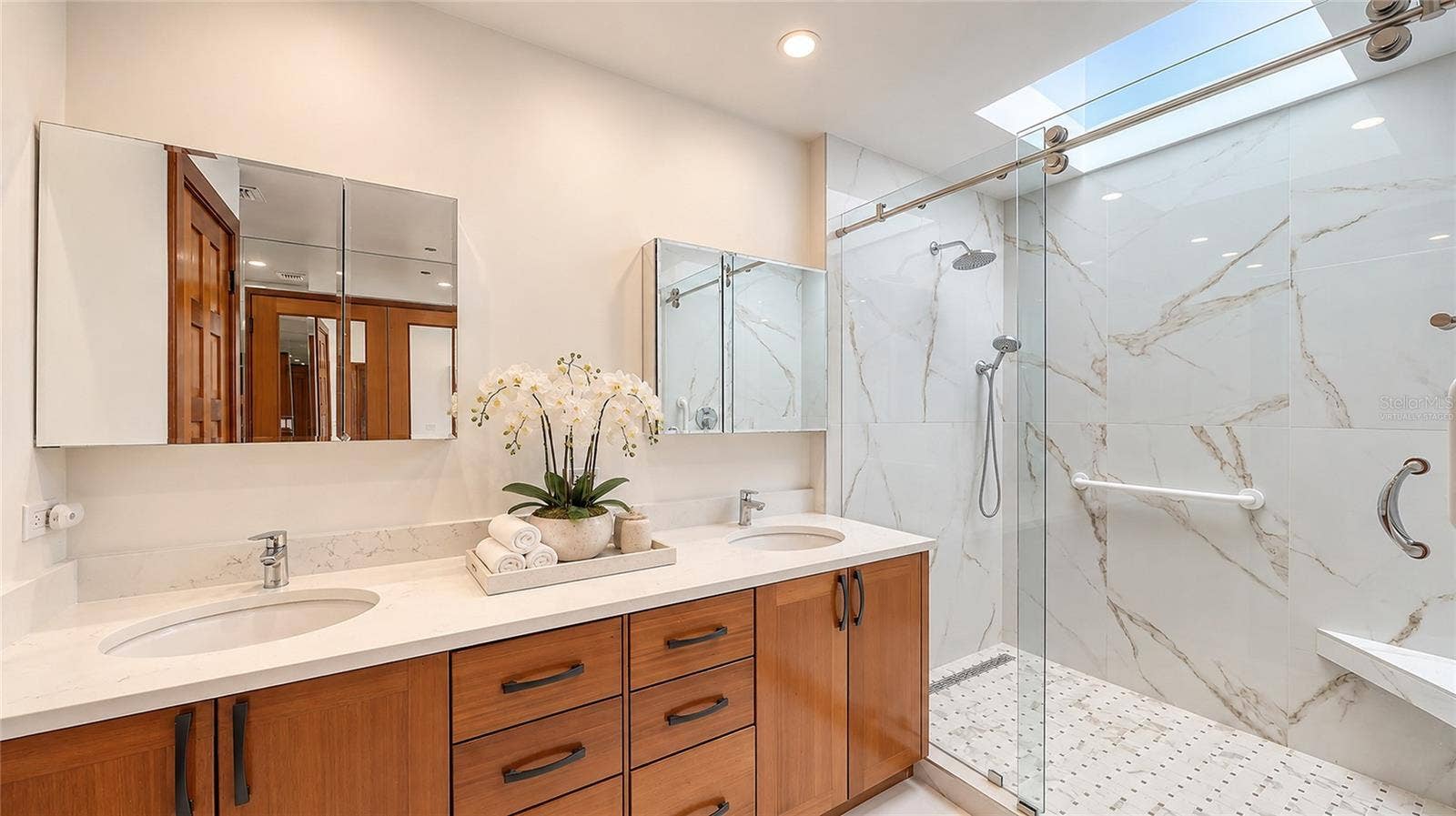 775 LONGBOAT CLUB RD, 1008-1007, Longboat Key, FL 34228 *Virtually Staged