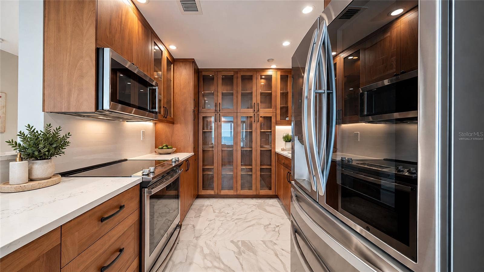 775 LONGBOAT CLUB RD, 1008-1007, Longboat Key, FL 34228 *Virtually Staged