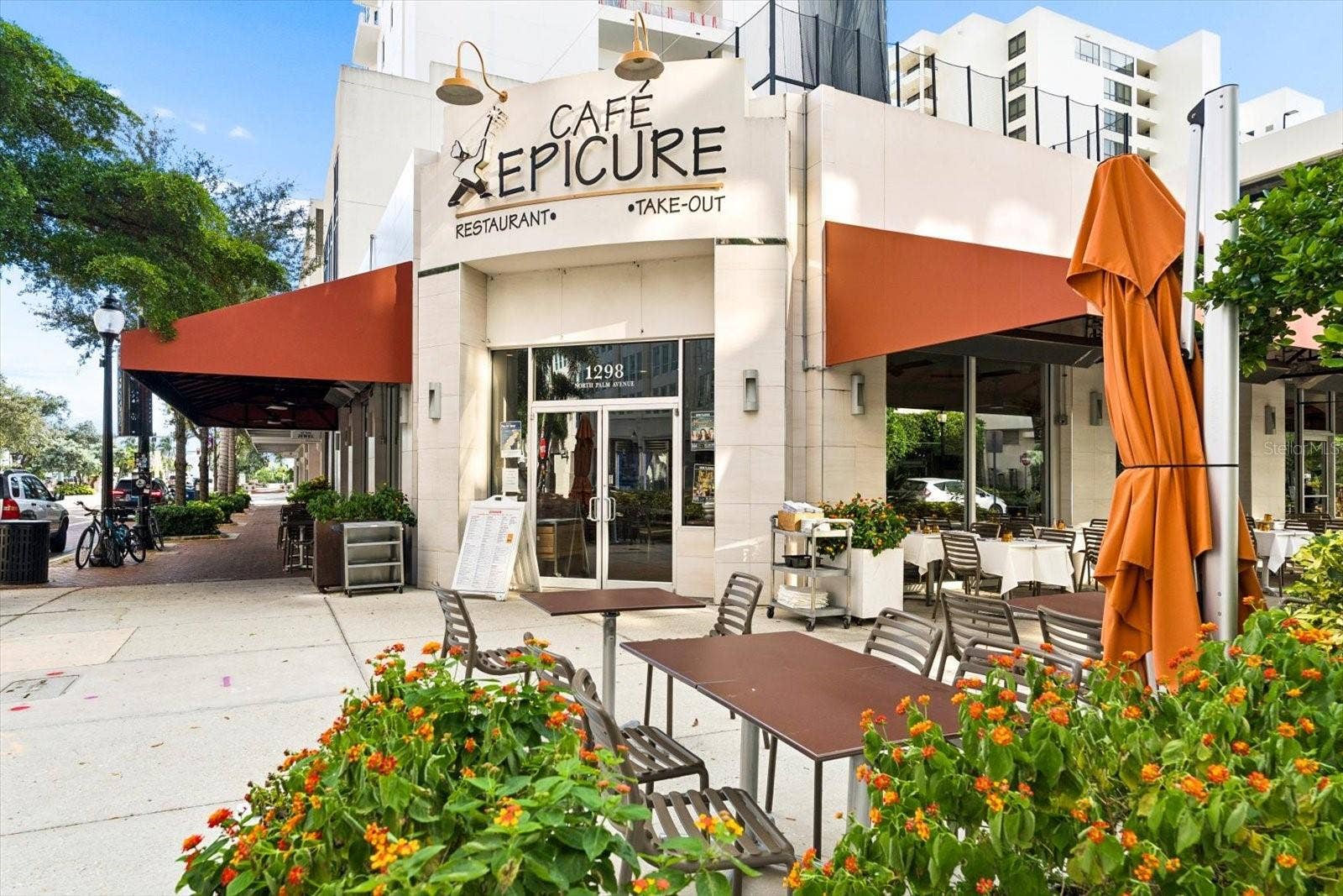 1350 MAIN STREET, #1703, Sarasota, FL 34236 Shopping & dining outside your building