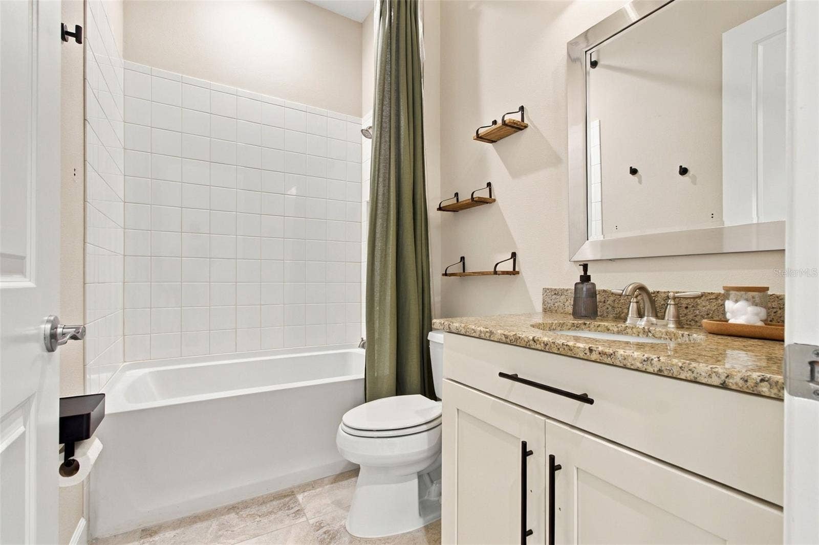 9765 HIGHLAND PARK PLACE, Palmetto, FL 34221 Guest Bathroom