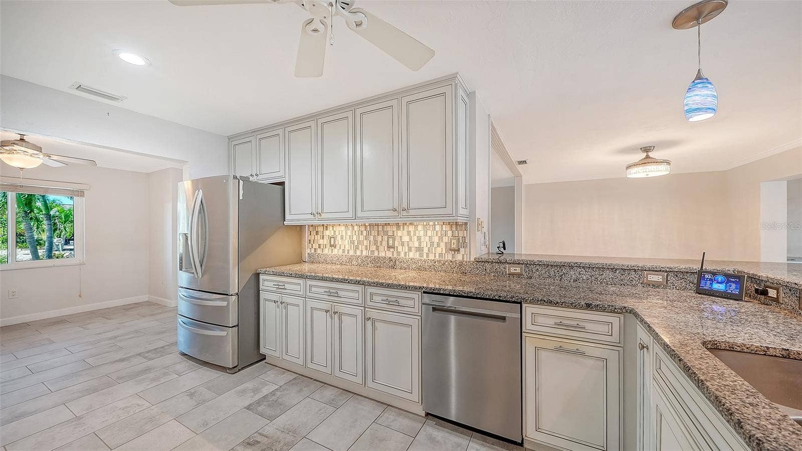 4907 CORAL BOULEVARD, Bradenton, FL 34210 Stainless appliances and abundant cabinetry for everyday convenience.