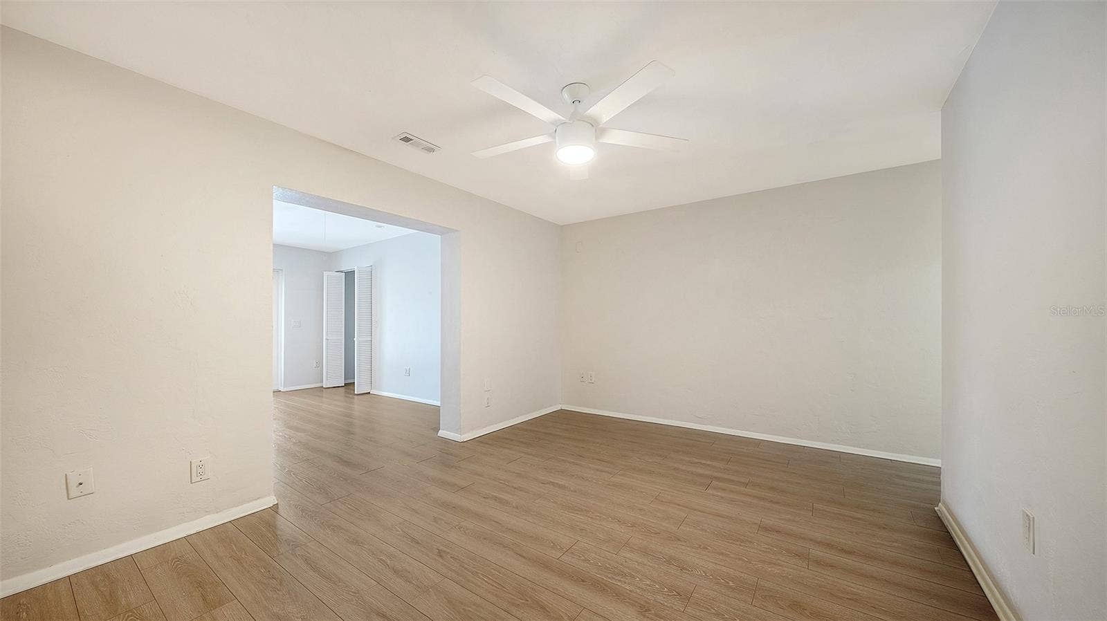 4907 CORAL BOULEVARD, Bradenton, FL 34210 Flexible adjoining space for relaxing at the end of the day.