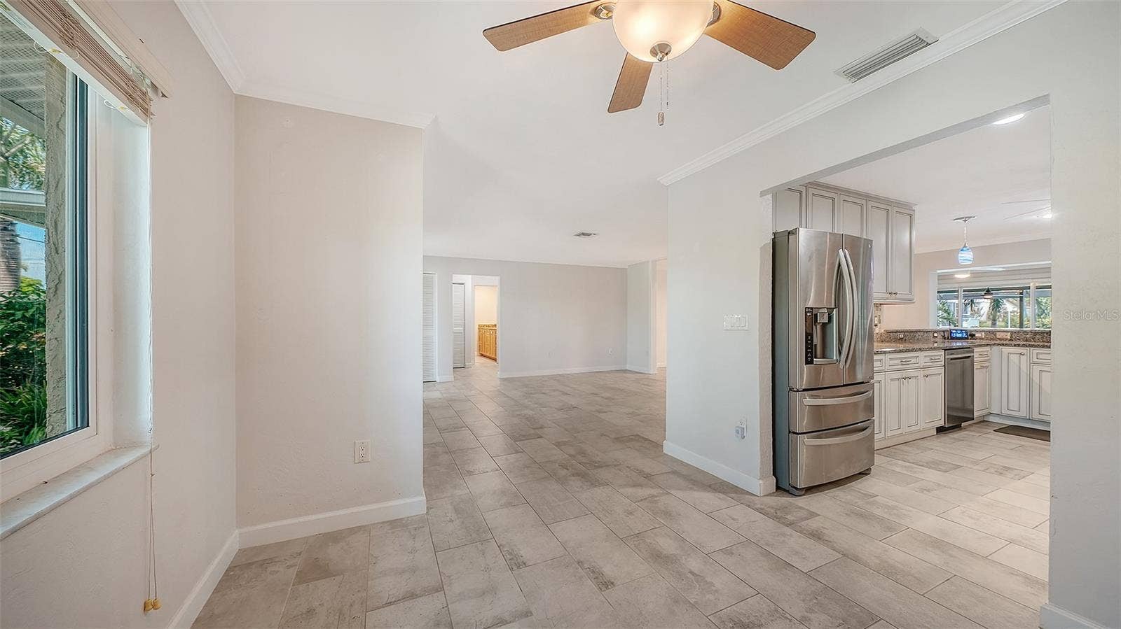 4907 CORAL BOULEVARD, Bradenton, FL 34210 Easy flow from everyday dining to the kitchen.