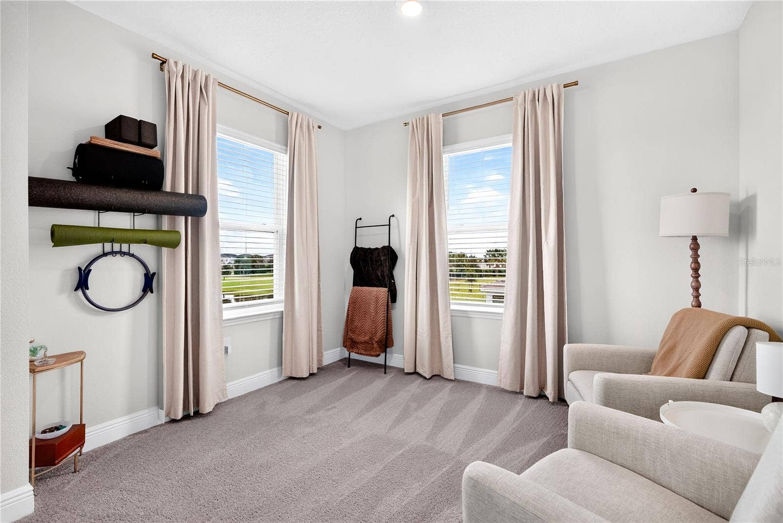 Sitting area in primary bed