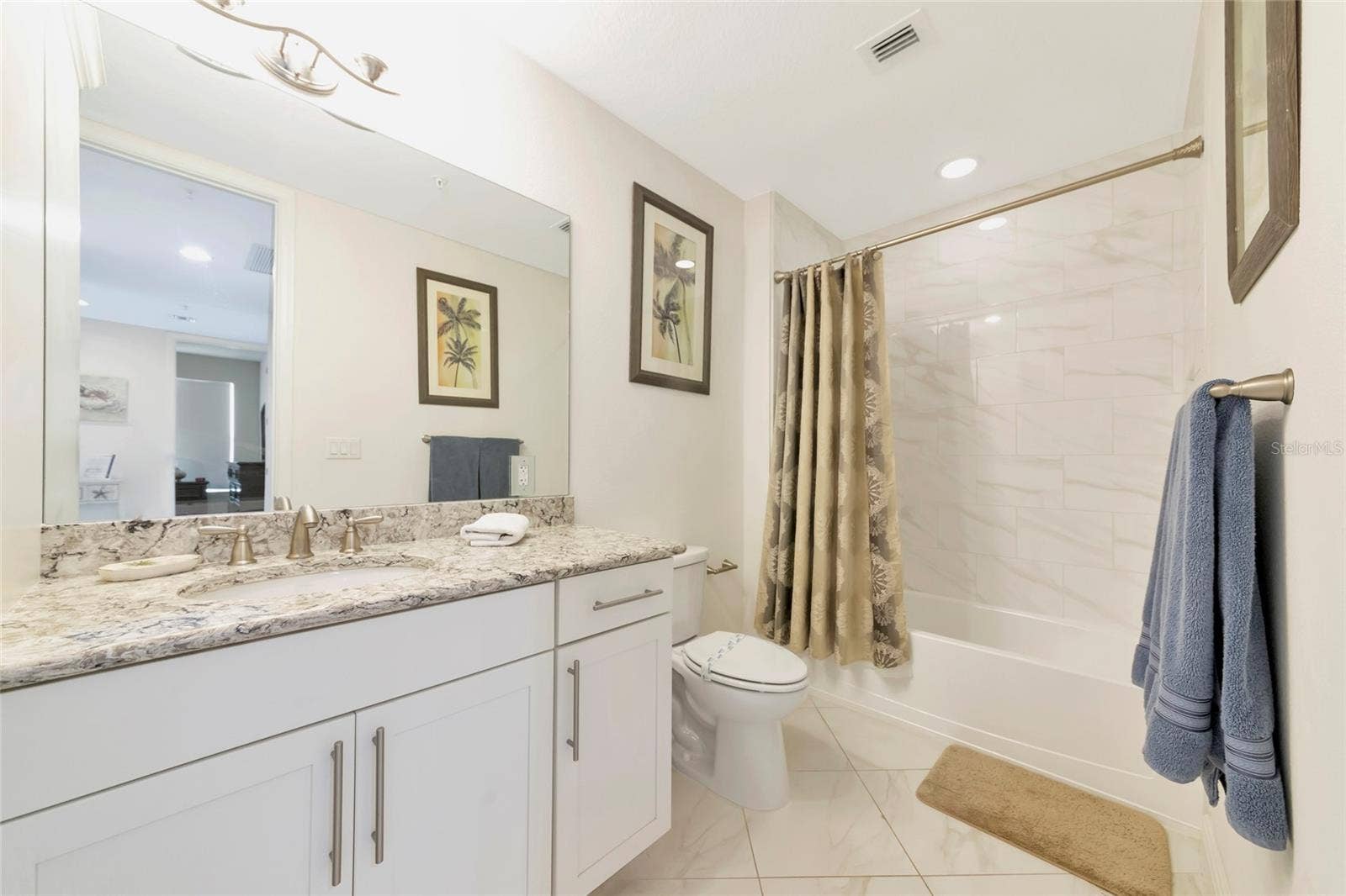 395 ARUBA CIRCLE, #203, Bradenton, FL 34209 Third bathroom
