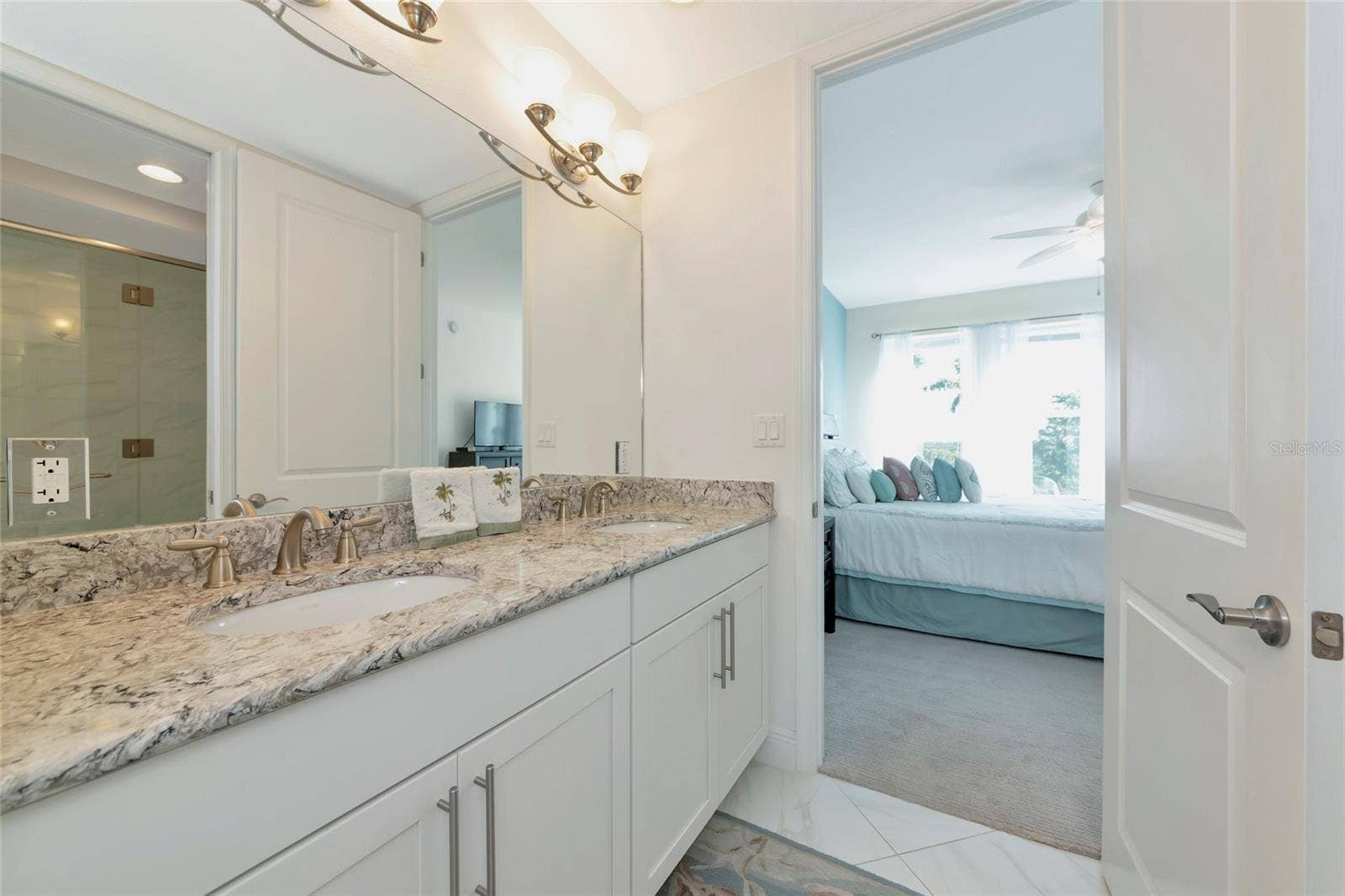 395 ARUBA CIRCLE, #203, Bradenton, FL 34209 Primary en suite