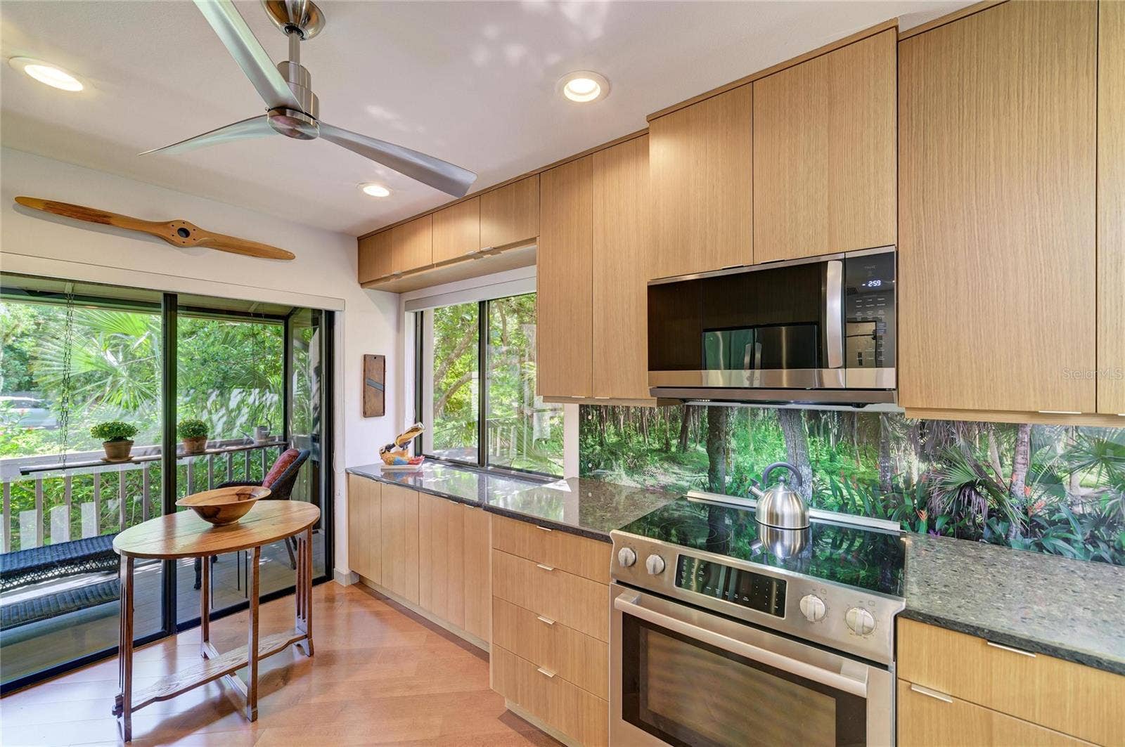 2403 ARBORETUM CIRCLE, #29, Sarasota, FL 34232 Backsplash is custom made - photo of the backyard