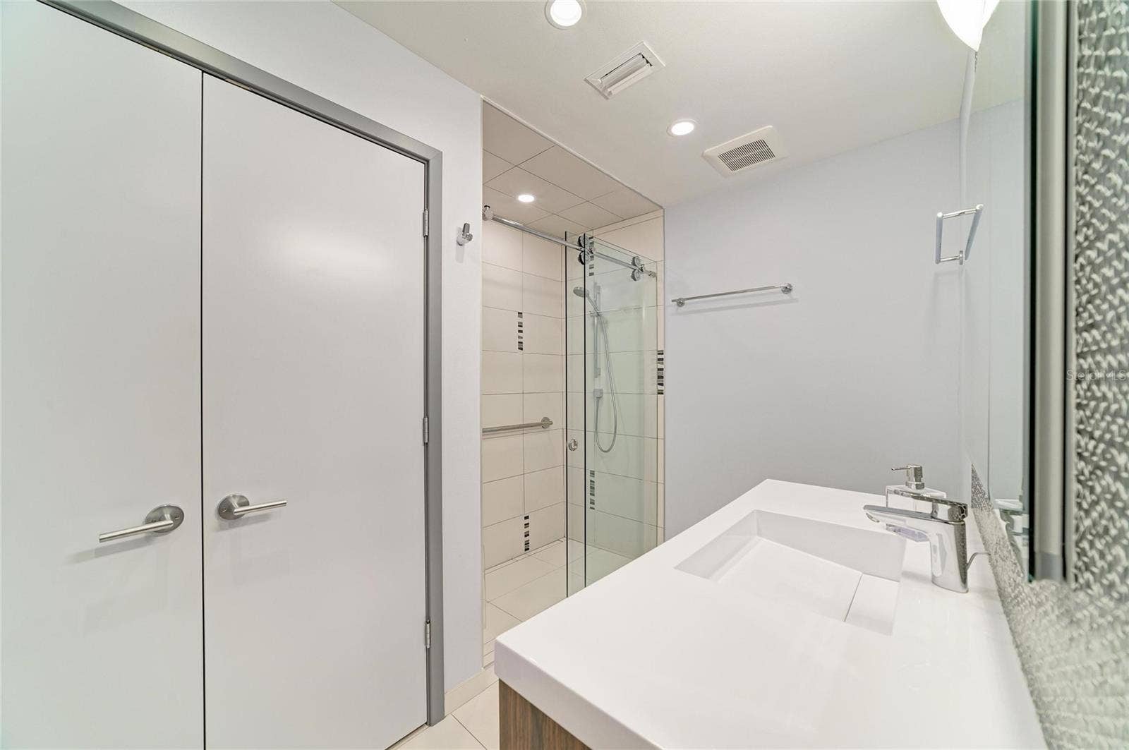 2403 ARBORETUM CIRCLE, #29, Sarasota, FL 34232 Primary en suite with large closet