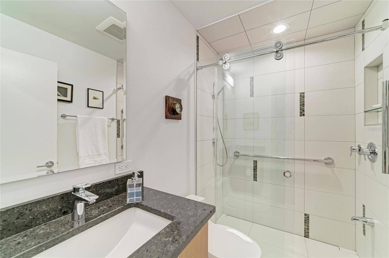 2403 ARBORETUM CIRCLE, #29, Sarasota, FL 34232 Guest bathroom