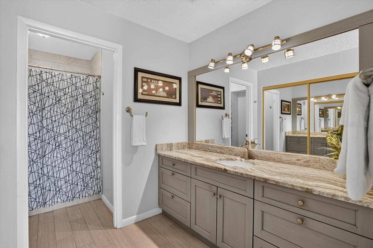 2319 LAKESIDE MEWS, #B3, Sarasota, FL 34235 master bathroom