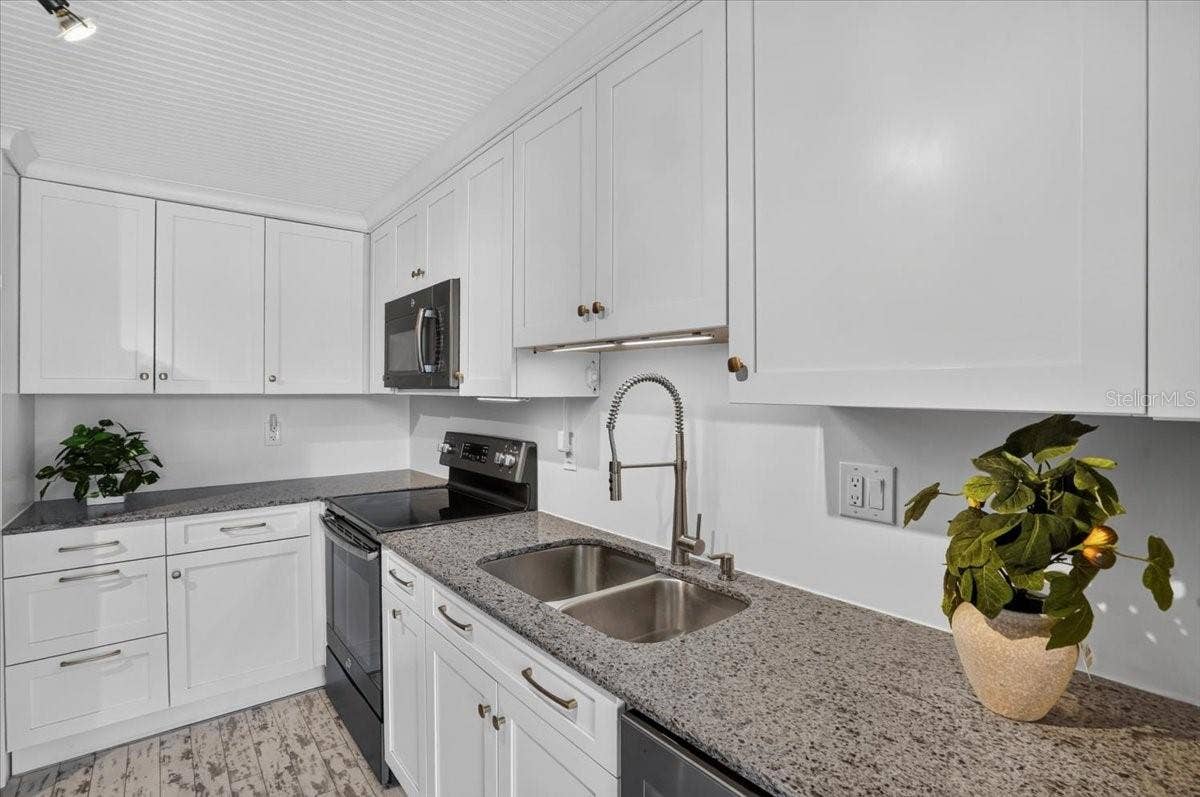 2319 LAKESIDE MEWS, #B3, Sarasota, FL 34235 2319 LAKESIDE MEWS, #B3, Sarasota, FL 34235