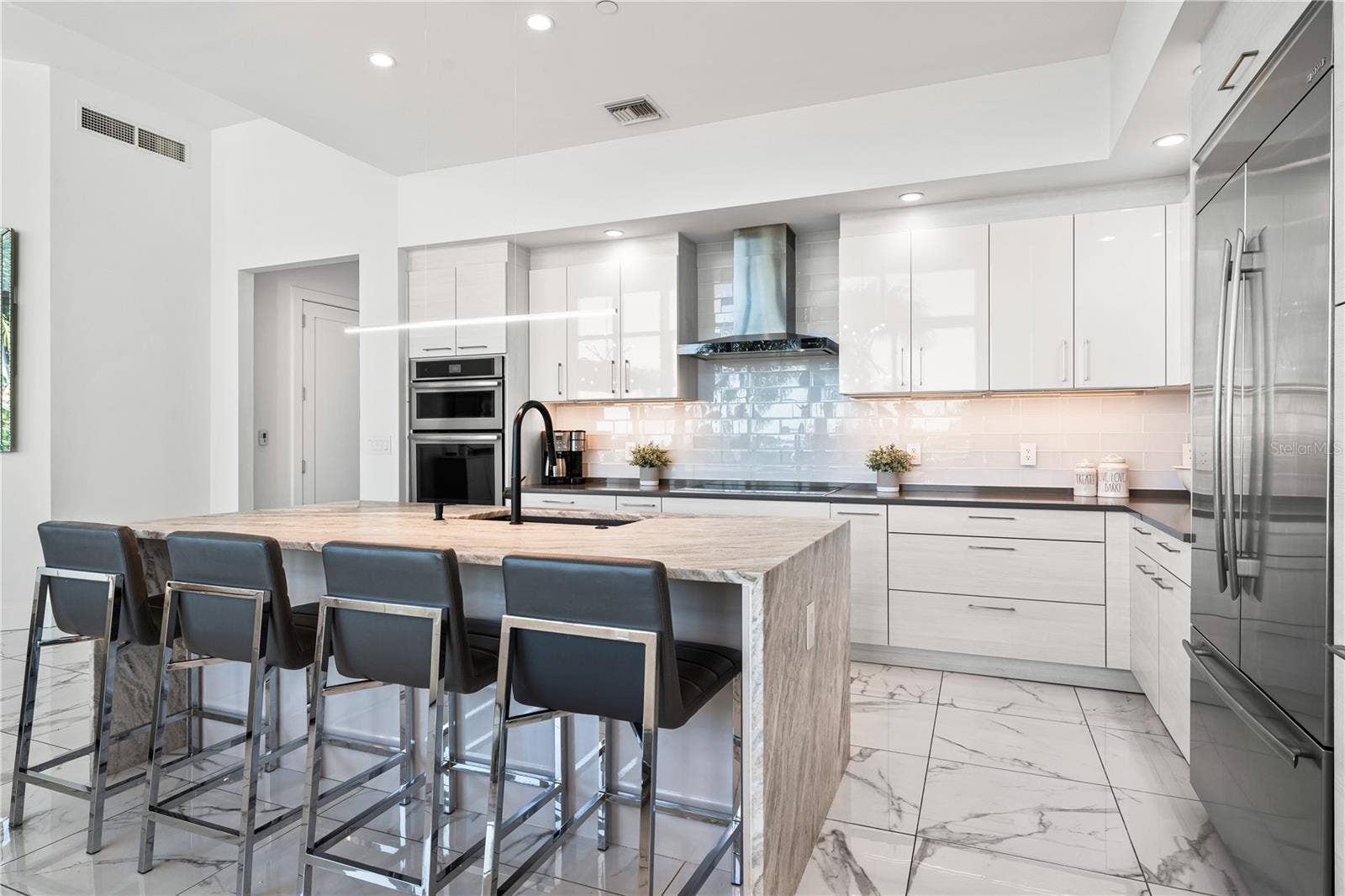 1155 N GULFSTREAM AVENUE, #208, Sarasota, FL 34236 1155 N GULFSTREAM AVENUE, #208, Sarasota, FL 34236