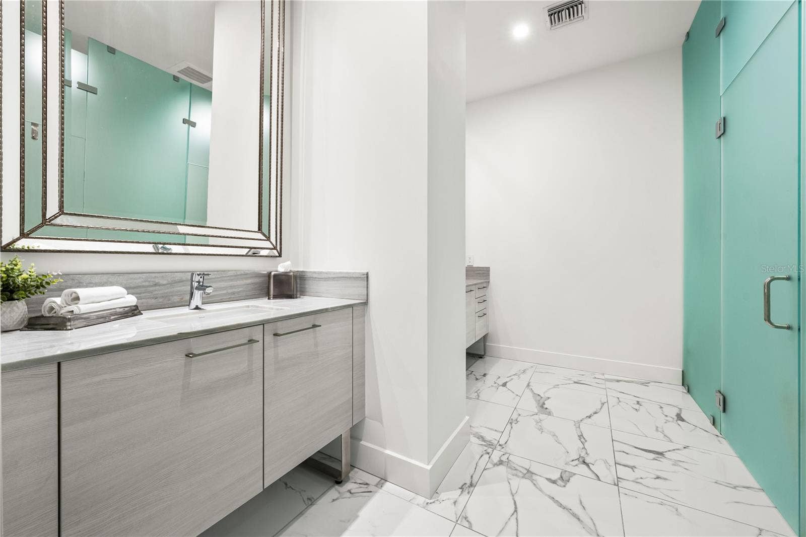 1155 N GULFSTREAM AVENUE, #208, Sarasota, FL 34236 1155 N GULFSTREAM AVENUE, #208, Sarasota, FL 34236