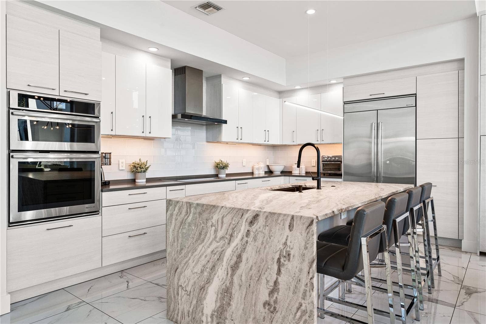 1155 N GULFSTREAM AVENUE, #208, Sarasota, FL 34236 1155 N GULFSTREAM AVENUE, #208, Sarasota, FL 34236