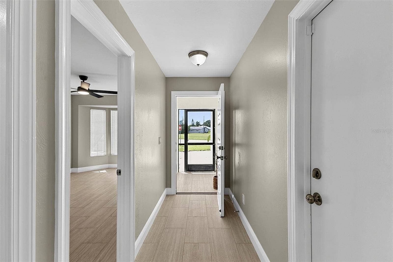 4836 Entry foyer