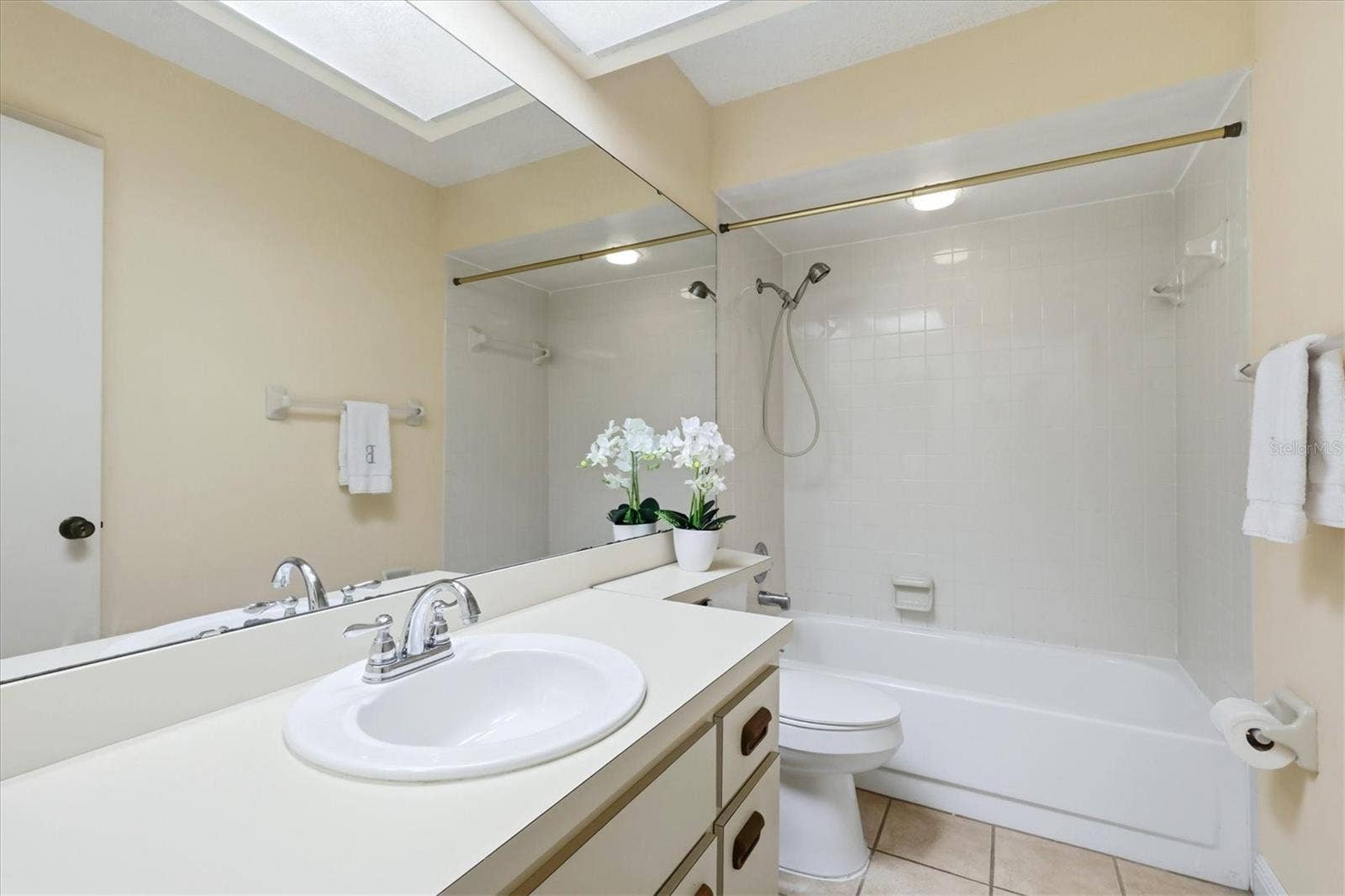 4006 75TH TERRACE E, Sarasota, FL 34243 Guest Bath