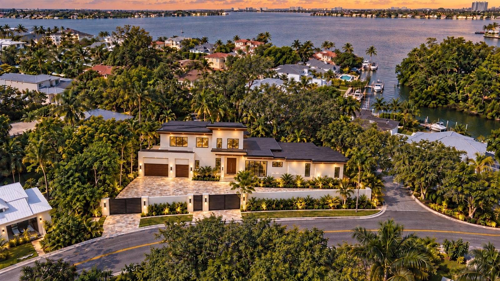 2100 MCCLELLAN PARKWAY, Sarasota, FL 34239 Includes virtual staging.