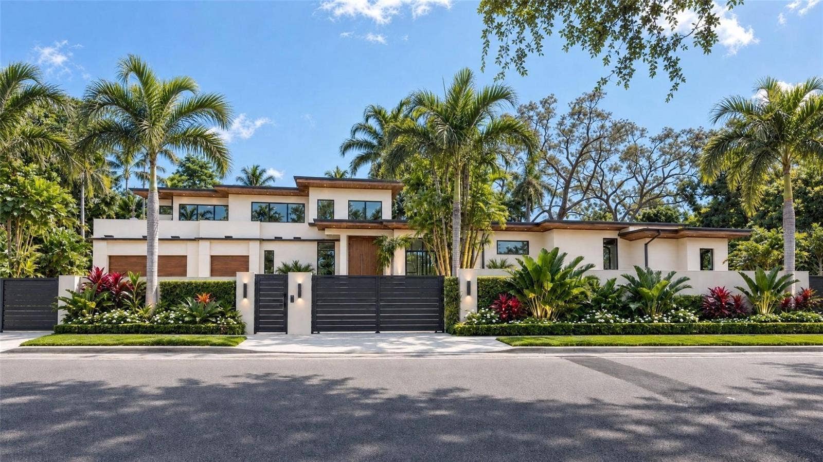 2100 MCCLELLAN PARKWAY, Sarasota, FL 34239 Includes virtual staging.