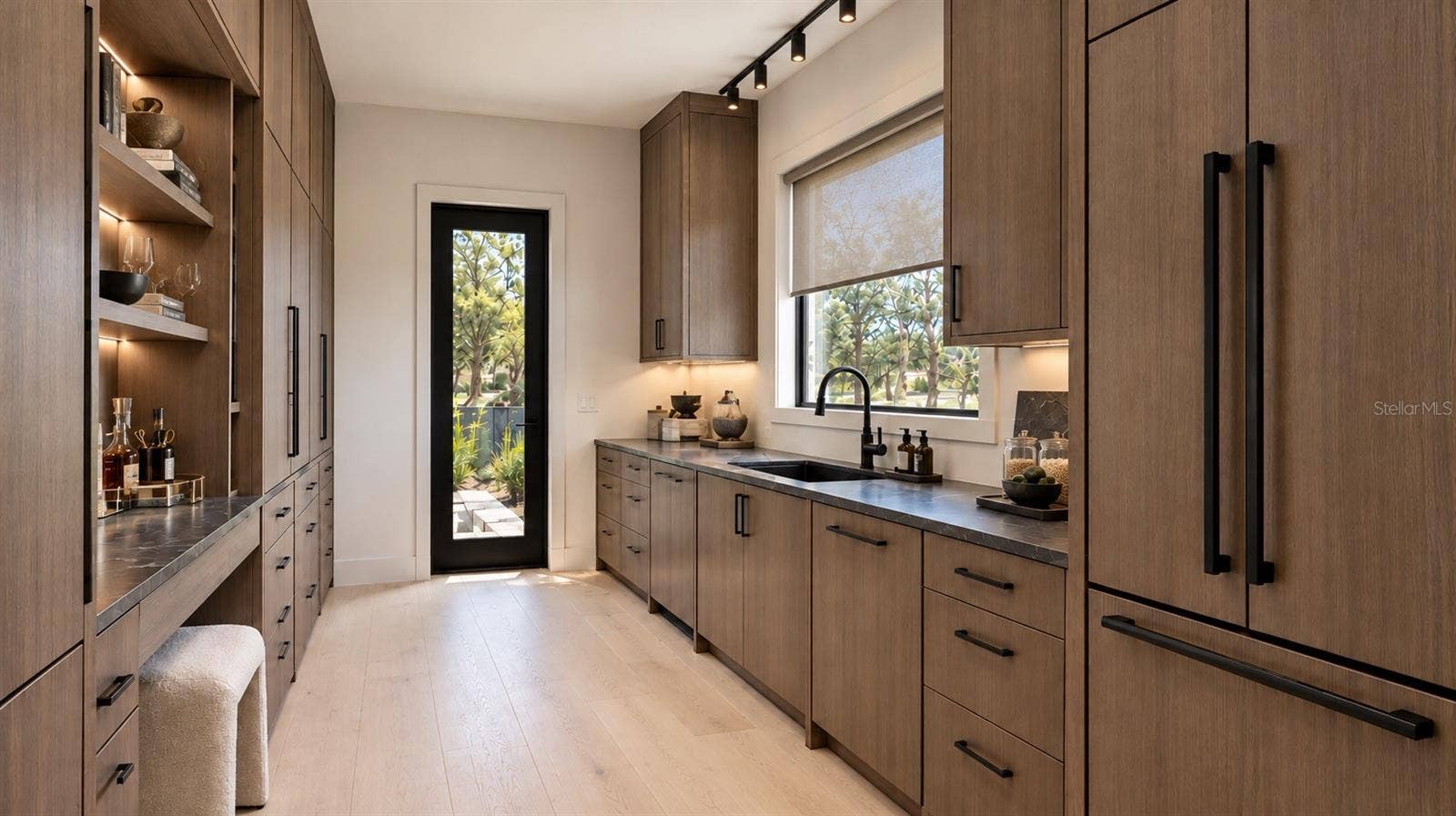 2100 MCCLELLAN PARKWAY, Sarasota, FL 34239 Butler's pantry & private guest entrance. Includes virtual staging.