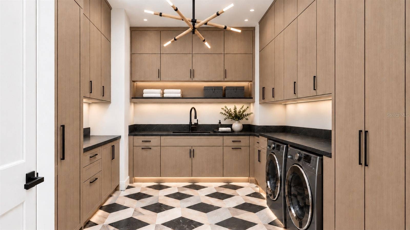 2100 MCCLELLAN PARKWAY, Sarasota, FL 34239 Includes virtual staging.