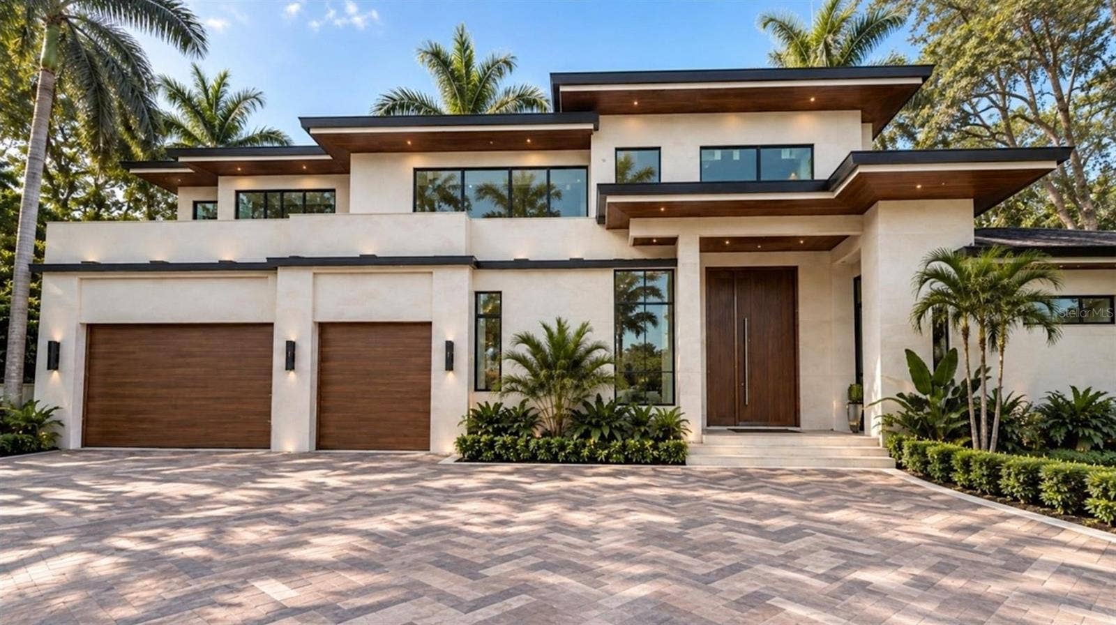 2100 MCCLELLAN PARKWAY, Sarasota, FL 34239 Includes virtual staging.