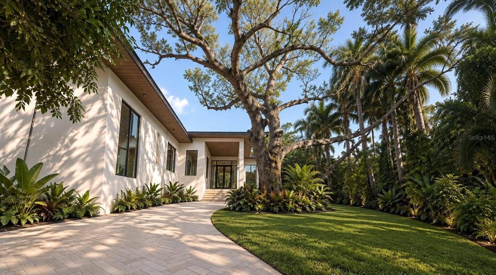 2100 MCCLELLAN PARKWAY, Sarasota, FL 34239 Includes virtual staging.